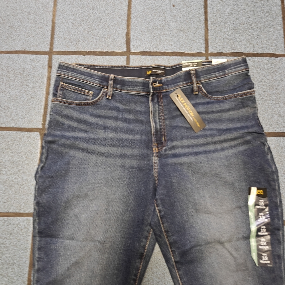 Lee Women's Regular Fit Mid Rise Capri Blue Jeans Size 18 - Picture 4 of 10